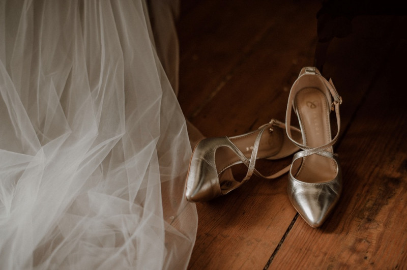 Eine bunte Hochzeit im Schloss mit intensiven Farben und der Pantone Color of the Year 2022 Very Peri Brautschuhe gold, Brautschuh