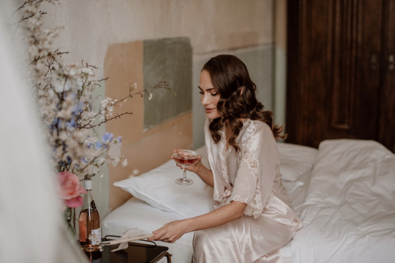 Eine bunte Hochzeit im Schloss mit intensiven Farben und der Pantone Color of the Year 2022 Very Peri