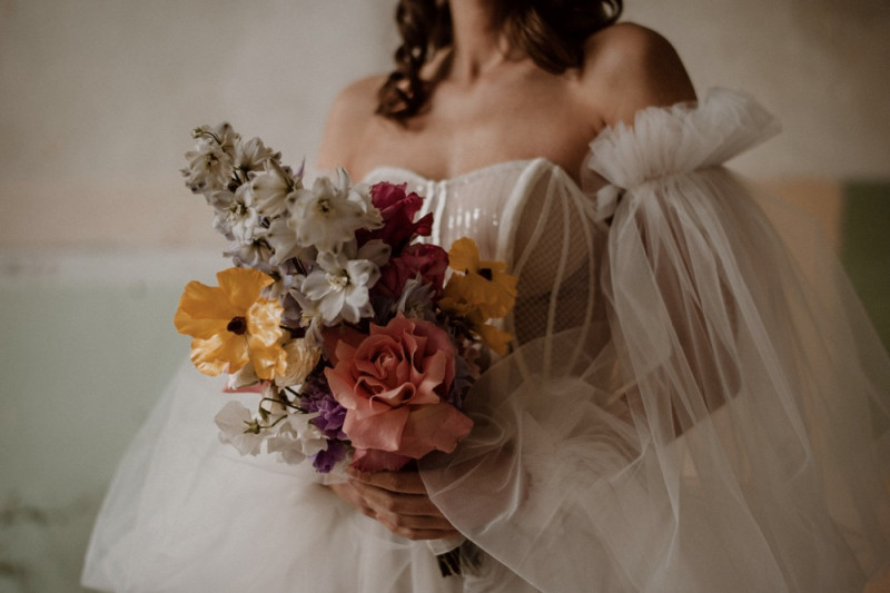 Eine bunte Hochzeit im Schloss mit intensiven Farben und der Pantone Color of the Year 2022 Very Peri Bunter Brautstrauß, Bunte Hochzeit