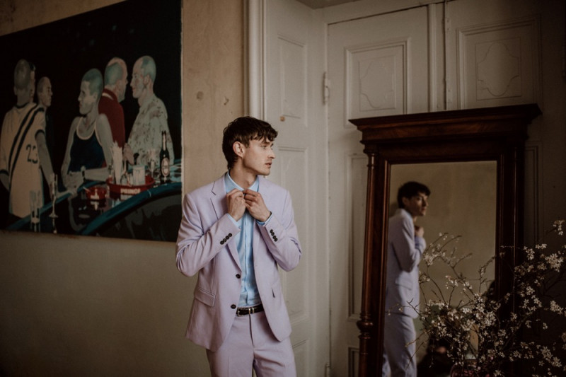 Eine bunte Hochzeit im Schloss mit intensiven Farben und der Pantone Color of the Year 2022 Very Peri