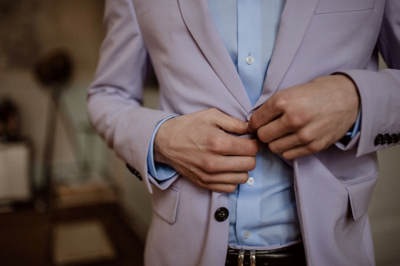 Eine bunte Hochzeit im Schloss mit intensiven Farben und der Pantone Color of the Year 2022 Very Peri