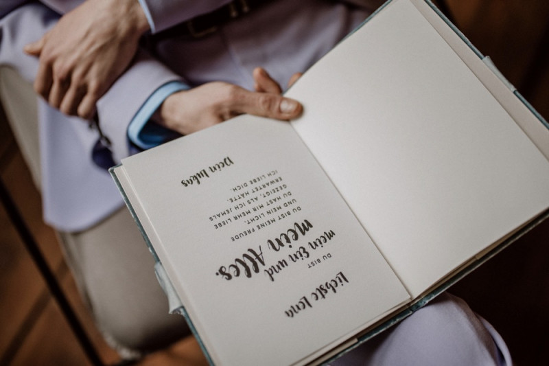 Eine bunte Hochzeit im Schloss mit intensiven Farben und der Pantone Color of the Year 2022 Very Peri