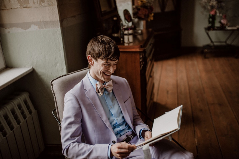 Eine bunte Hochzeit im Schloss mit intensiven Farben und der Pantone Color of the Year 2022 Very Peri