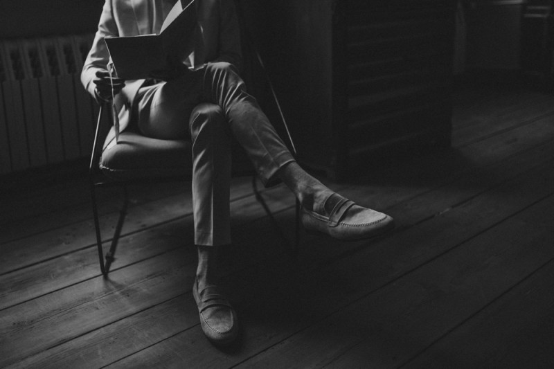 Eine bunte Hochzeit im Schloss mit intensiven Farben und der Pantone Color of the Year 2022 Very Peri