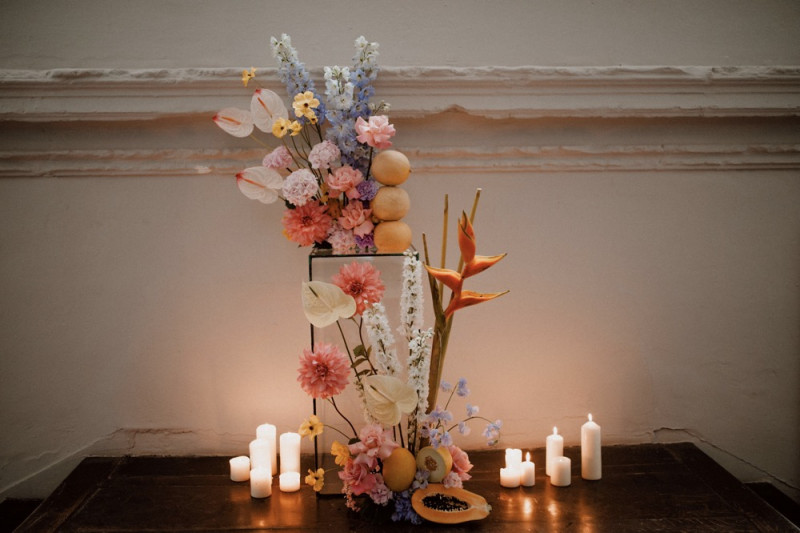 Eine bunte Hochzeit im Schloss mit intensiven Farben und der Pantone Color of the Year 2022 Very Peri