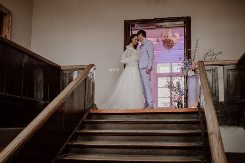 Eine bunte Hochzeit im Schloss mit intensiven Farben und der Pantone Color of the Year 2022 Very Peri