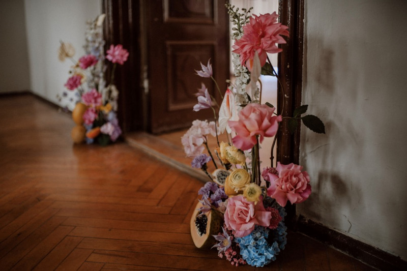 Eine bunte Hochzeit im Schloss mit intensiven Farben und der Pantone Color of the Year 2022 Very Peri