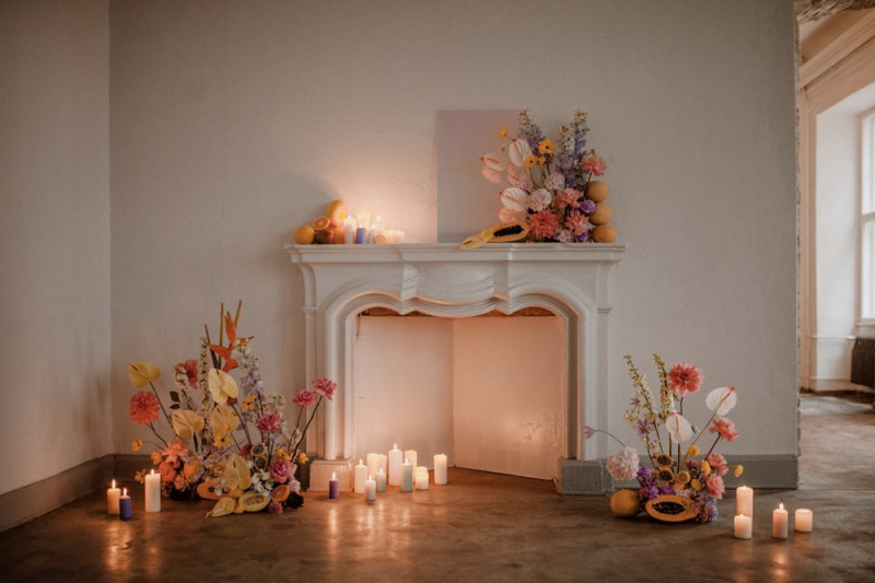 Eine bunte Hochzeit im Schloss mit intensiven Farben und der Pantone Color of the Year 2022 Very Peri