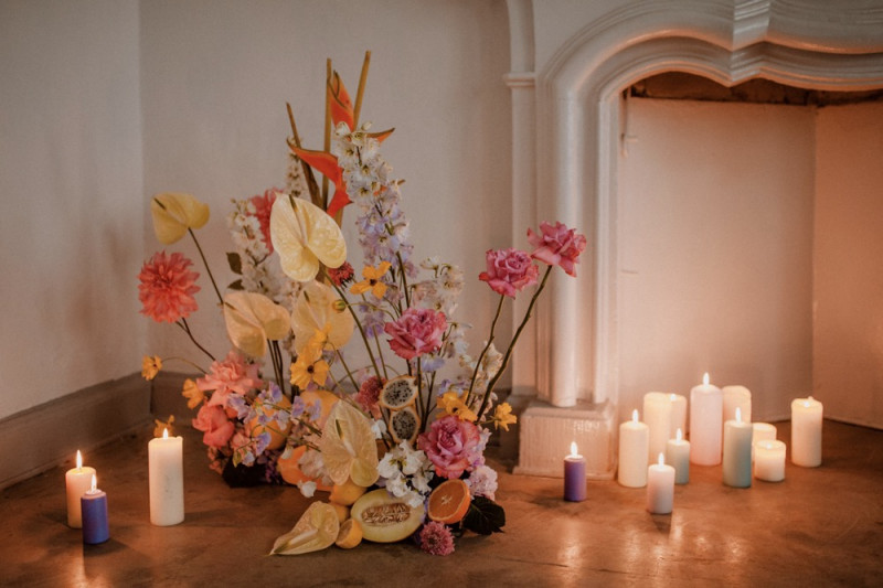 Eine bunte Hochzeit im Schloss mit intensiven Farben und der Pantone Color of the Year 2022 Very Peri