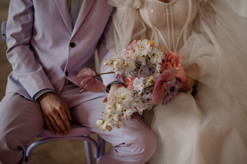 Eine bunte Hochzeit im Schloss mit intensiven Farben und der Pantone Color of the Year 2022 Very Peri