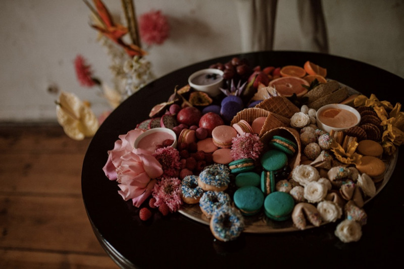 Eine bunte Hochzeit im Schloss mit intensiven Farben und der Pantone Color of the Year 2022 Very Peri Sweet Table