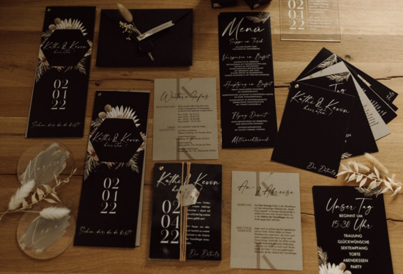 Die Industrial-Chic Hochzeit von Kathi & Kevin mit starken Kontrasten in Schwarz und Erdtönen Hochzeitseinladungen Schwarz und Nude