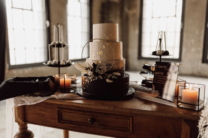 Die Industrial-Chic Hochzeit von Kathi & Kevin mit starken Kontrasten in Schwarz und Erdtönen Hochzeitstorten Deko