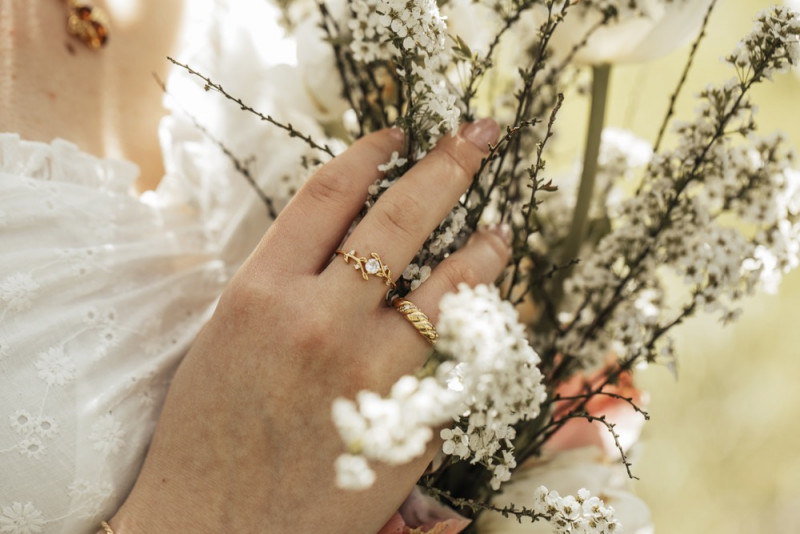 Mit Fern and Flowerfields zeigt sich die neue Brautschmuck Kollektion von Fleuriscoeur von der Flora und Fauna inspiriert