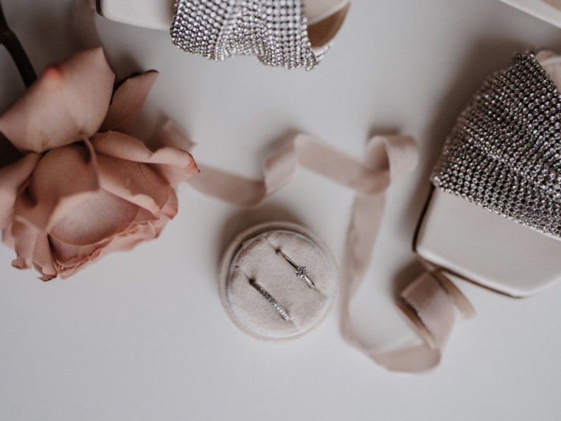 Eine modern-romantische Hochzeit in Weiß, Rosé und Erdtönen