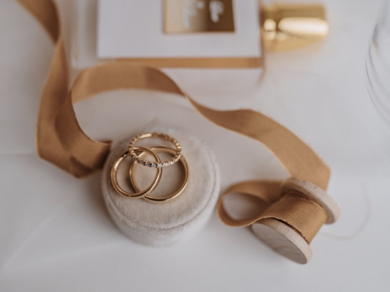 Eine modern-romantische Hochzeit in Weiß, Rosé und Erdtönen