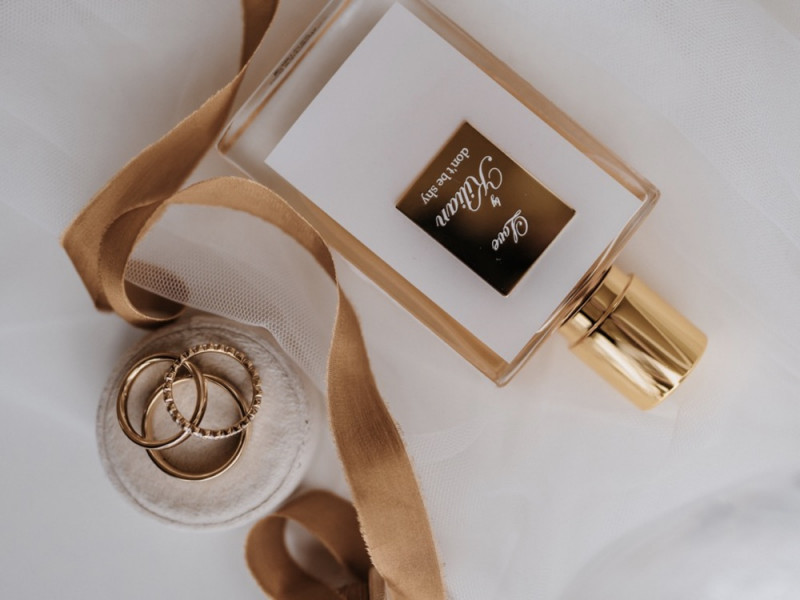 Eine modern-romantische Hochzeit in Weiß, Rosé und Erdtönen