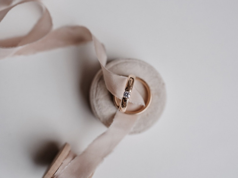 Eine modern-romantische Hochzeit in Weiß, Rosé und Erdtönen