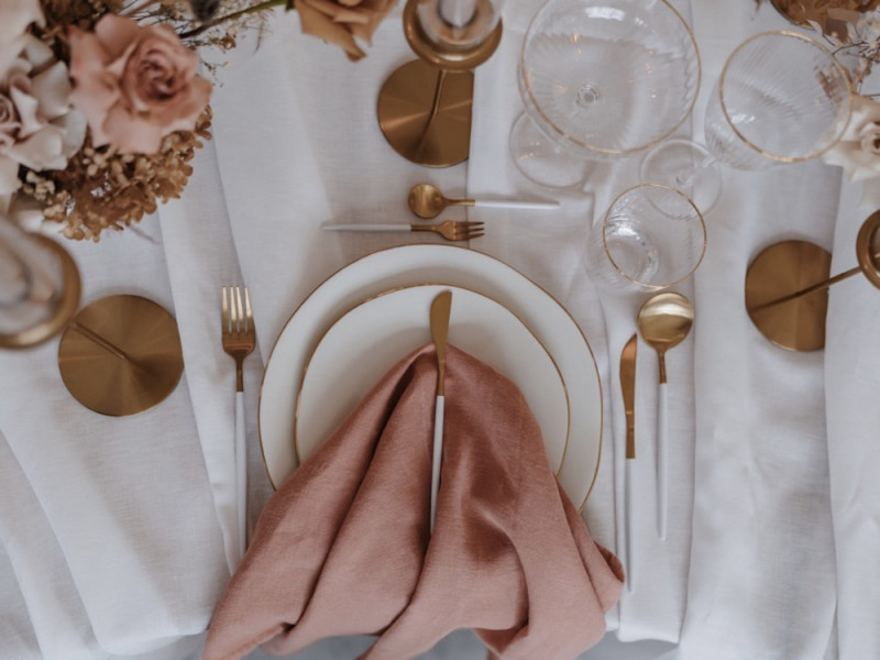 Eine modern-romantische Hochzeit in Weiß, Rosé und Erdtönen