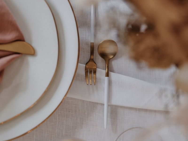 Eine modern-romantische Hochzeit in Weiß, Rosé und Erdtönen