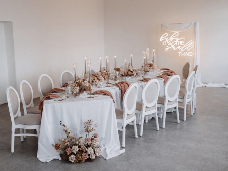 Eine modern-romantische Hochzeit in Weiß, Rosé und Erdtönen