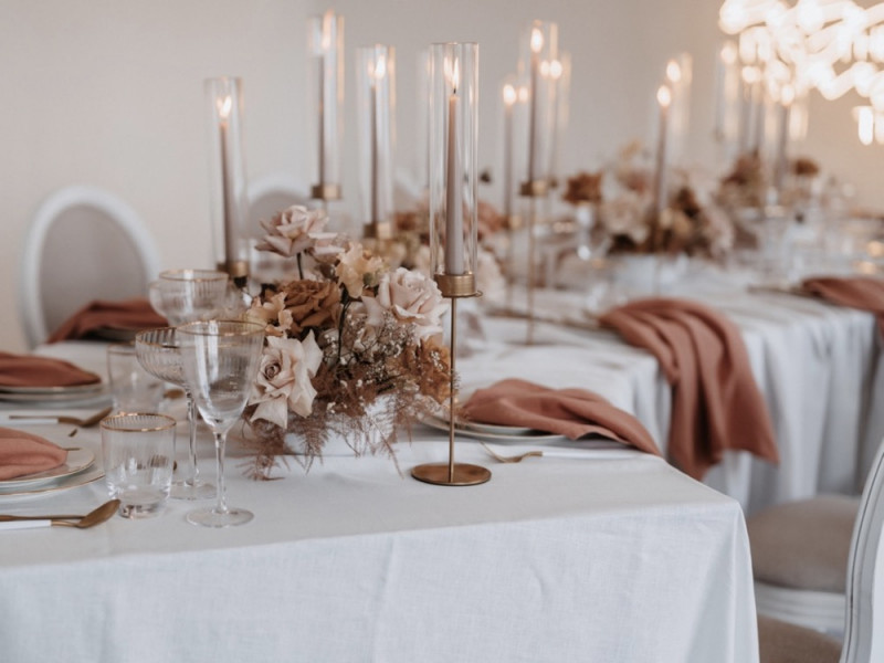 Eine modern-romantische Hochzeit in Weiß, Rosé und Erdtönen