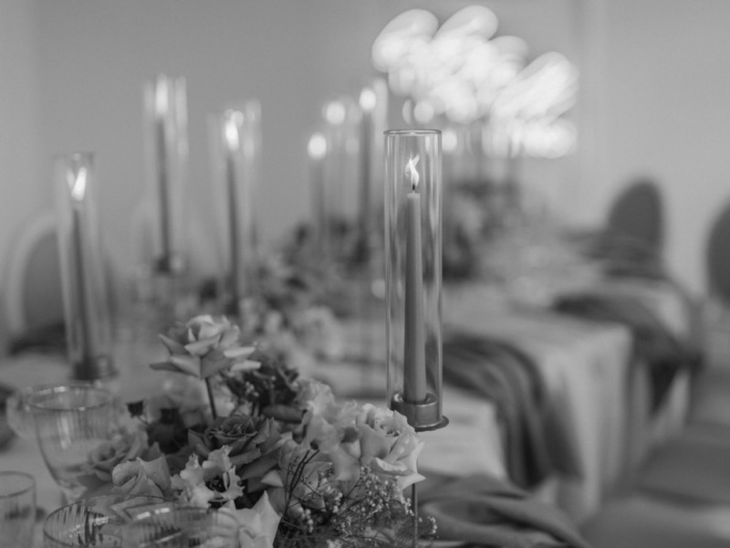 Eine modern-romantische Hochzeit in Weiß, Rosé und Erdtönen