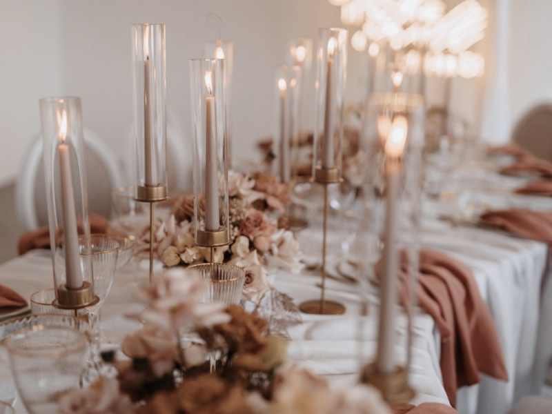 Eine modern-romantische Hochzeit in Weiß, Rosé und Erdtönen