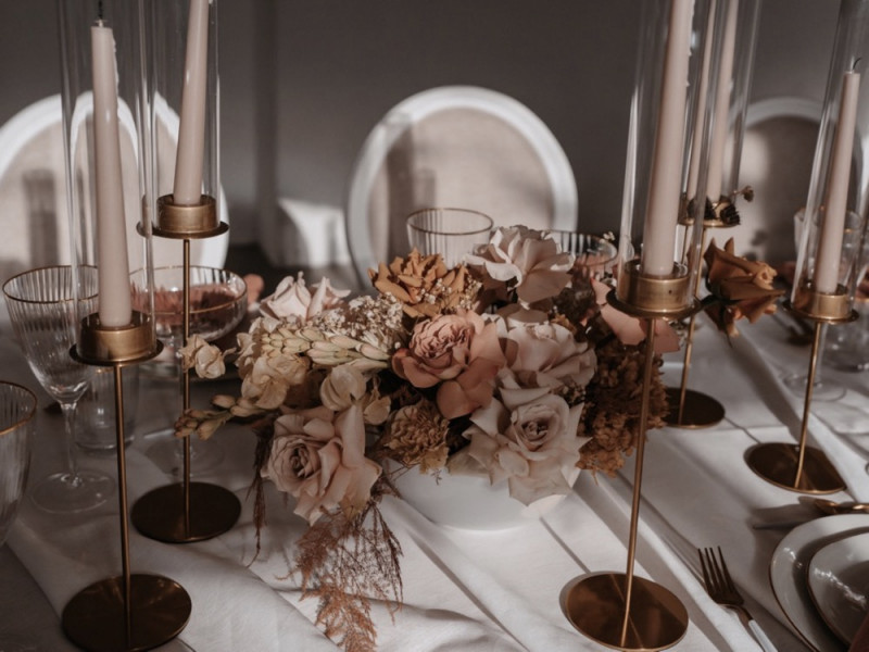 Eine modern-romantische Hochzeit in Weiß, Rosé und Erdtönen