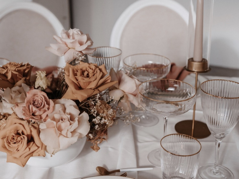 Eine modern-romantische Hochzeit in Weiß, Rosé und Erdtönen