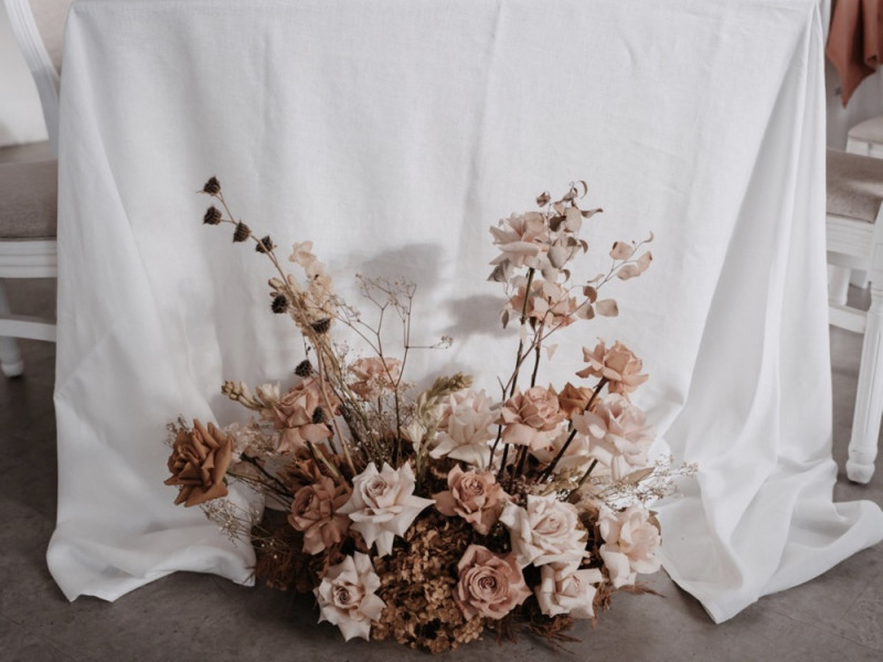 Eine modern-romantische Hochzeit in Weiß, Rosé und Erdtönen