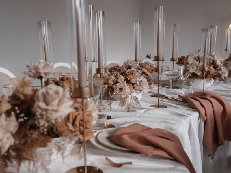 Eine modern-romantische Hochzeit in Weiß, Rosé und Erdtönen