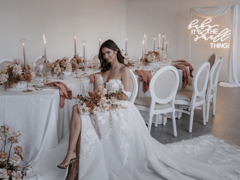 Eine modern-romantische Hochzeit in Weiß, Rosé und Erdtönen