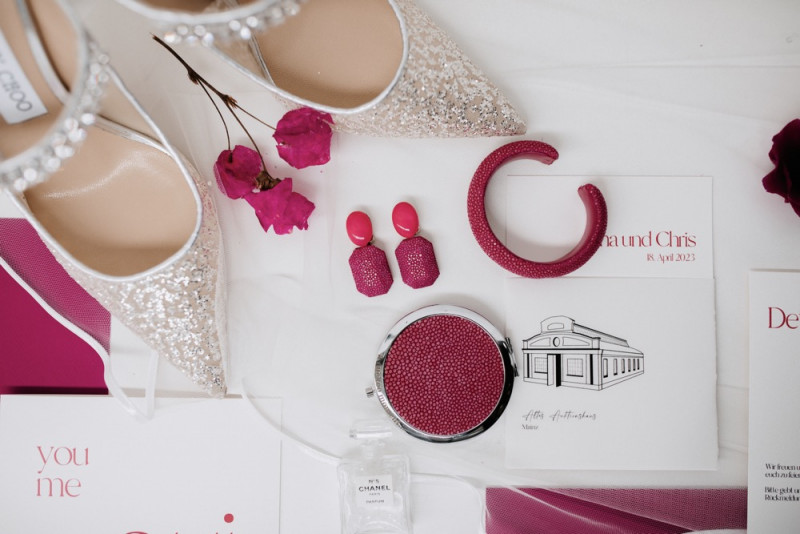 Modern-elegante Hochzeit in Pink und der Pantone Farbe des Jahres 2023 Viva Magenta Glitzer Brautschuhe, Jimmy Choo Brautschuhe, Hochzeitsschuhe Glitzer