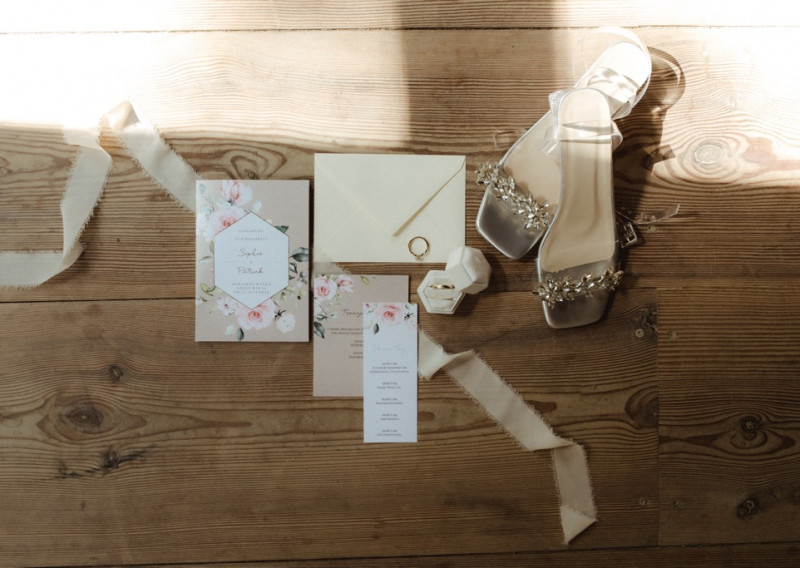 Die romantische Sommerhochzeit von Sophie und Patrick im tudorgotischen Herrehaus Vogelsang in zarten Bunttönen Hochzeitseinladung geblümt, Hochzeitspapeterie