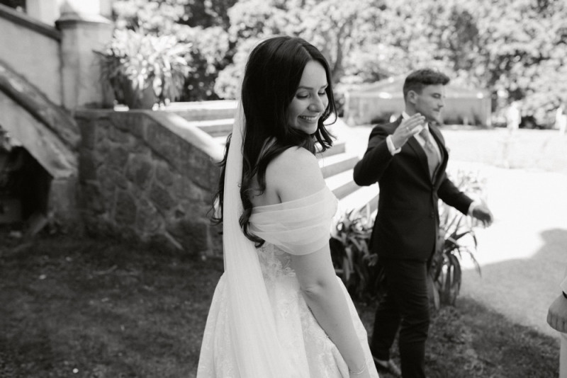 Die romantische Sommerhochzeit von Sophie und Patrick im tudorgotischen Herrehaus Vogelsang in zarten Bunttönen Brautmakeup, Brautfrisur, Brautfrisuren, Hochzeitsmakeup, Hochzeitsfrisur, DIY Brautfrisur, DIY Brautmakeup, Brautstyling, DIY Brautstyling, Updo, Hochsteckfrisur, Hochzeitsfrisur