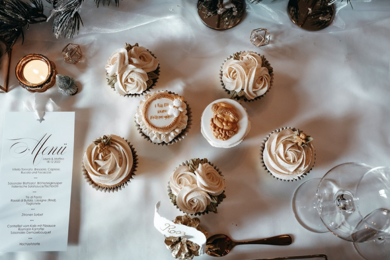 Heiraten in der Adventszeit - Eine weihnachtliche Winterhochzeit im Schloss in Rot, Grün und Weiß Sweets Hochzeit, Cupcakes Hochzeit, Sweet table Hochzeit