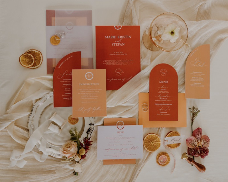 Eine farbenprächtige Glam Hochzeit in hellem, dunklem und strahlendem Orange im Aiola im Schloss Hochzeitseinladungen, Bunte Hochzeitseinladungen, Menükarten Hochzeit, Save the Date Karten Hochzeit, Einladungen zur Hochzeit, Einladungskarten Hochzeit