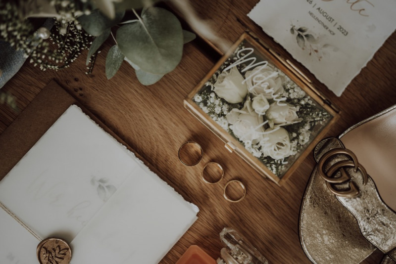 Die standesamtliche Bohohochzeit von Melanie & Kevin auf dem modernisierten Bauernhof Neulendtner Hof in Österreich Ringbox Hochzeit, Eheringe, Trauung Accessoires