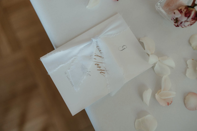 Die romantische-rustikale Junihochzeit von Gisi und Johannes mit standesamtlicher Trauung auf dem Weingut Balthasar Ress im Rheingau Ehegelübde, Eheversprechen, Trauung, Hochzeit, Trauung Accessoires, Hochzeitspapeterie