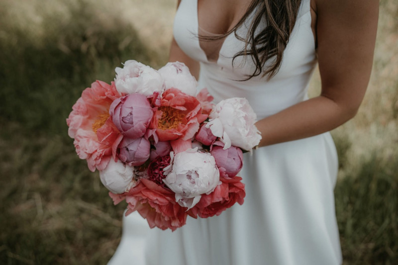 Die romantische-rustikale Junihochzeit von Gisi und Johannes mit standesamtlicher Trauung auf dem Weingut Balthasar Ress im Rheingau Pfingstrosen, Bunte Pfingstrosen, Brautstrauß Pfingstrosen