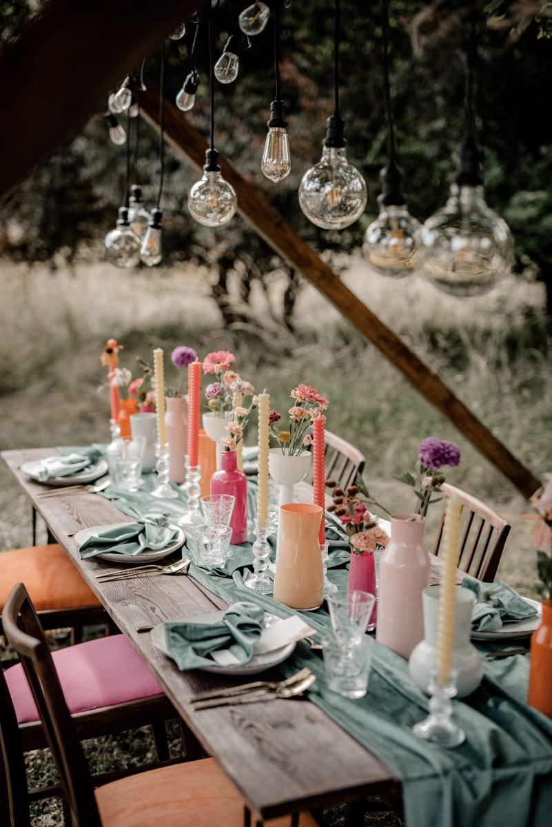 Bunte Hochzeit, Bunte Gartenhochzeit, Hochzeit im eigenen Garten, Farbenfrohe Sommerhochzeit, Bunte Sommerhochzeit, Hochzeit in Pastellfarben, Bunte Festival Hochzeit