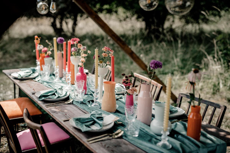 Bunte Hochzeit, Bunte Gartenhochzeit, Hochzeit im eigenen Garten, Farbenfrohe Sommerhochzeit, Bunte Sommerhochzeit, Hochzeit in Pastellfarben, Bunte Festival Hochzeit