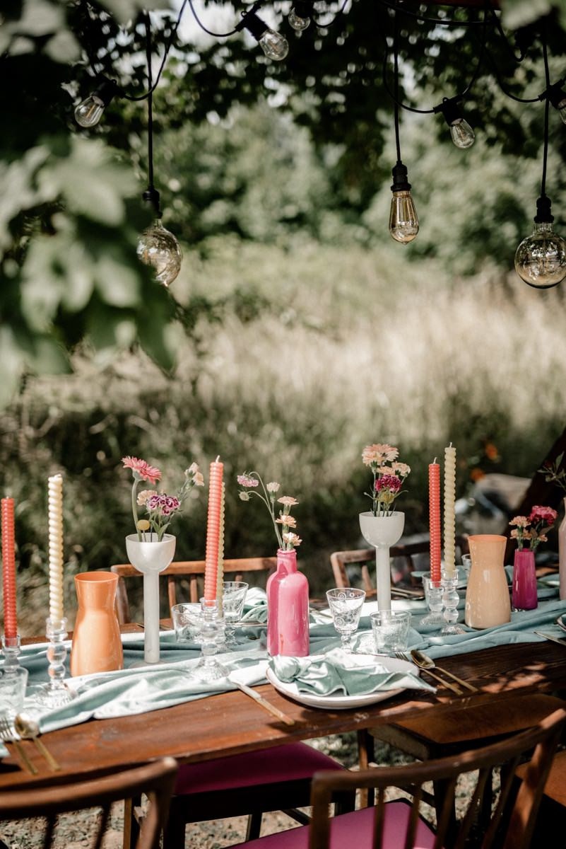 Bunte Hochzeit, Bunte Gartenhochzeit, Hochzeit im eigenen Garten, Farbenfrohe Sommerhochzeit, Bunte Sommerhochzeit, Hochzeit in Pastellfarben, Bunte Festival Hochzeit