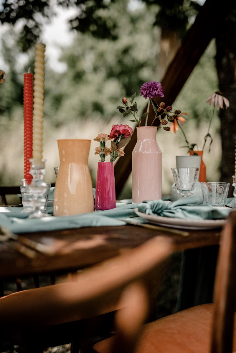 Bunte Hochzeit, Bunte Gartenhochzeit, Hochzeit im eigenen Garten, Farbenfrohe Sommerhochzeit, Bunte Sommerhochzeit, Hochzeit in Pastellfarben, Bunte Festival Hochzeit
