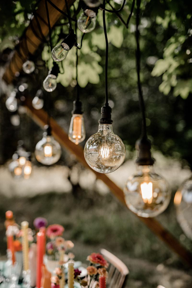 Bunte Hochzeit, Bunte Gartenhochzeit, Hochzeit im eigenen Garten, Farbenfrohe Sommerhochzeit, Bunte Sommerhochzeit, Hochzeit in Pastellfarben, Bunte Festival Hochzeit