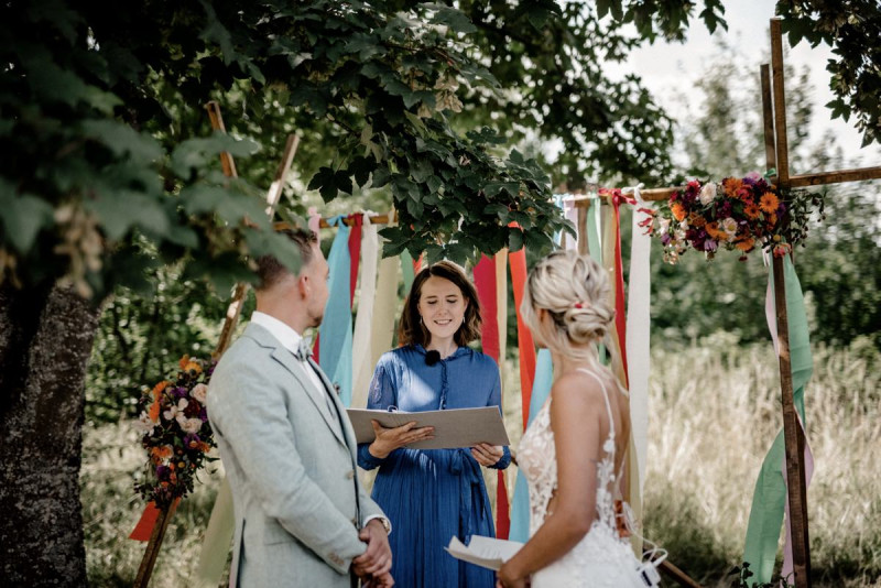 Bunte Hochzeit, Bunte Gartenhochzeit, Hochzeit im eigenen Garten, Farbenfrohe Sommerhochzeit, Bunte Sommerhochzeit, Hochzeit in Pastellfarben, Bunte Festival Hochzeit