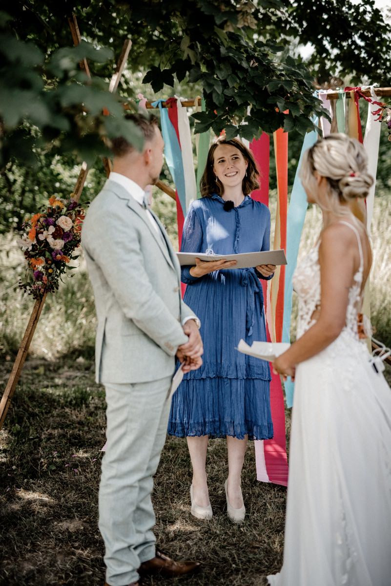 Bunte Hochzeit, Bunte Gartenhochzeit, Hochzeit im eigenen Garten, Farbenfrohe Sommerhochzeit, Bunte Sommerhochzeit, Hochzeit in Pastellfarben, Bunte Festival Hochzeit