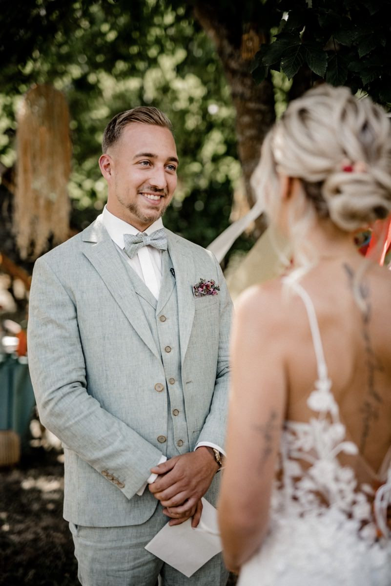 Bunte Hochzeit, Bunte Gartenhochzeit, Hochzeit im eigenen Garten, Farbenfrohe Sommerhochzeit, Bunte Sommerhochzeit, Hochzeit in Pastellfarben, Bunte Festival Hochzeit