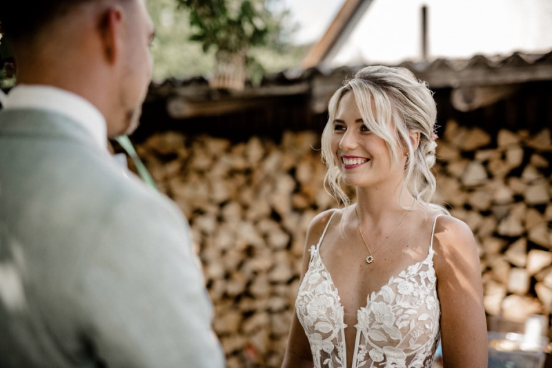 Bunte Hochzeit, Bunte Gartenhochzeit, Hochzeit im eigenen Garten, Farbenfrohe Sommerhochzeit, Bunte Sommerhochzeit, Hochzeit in Pastellfarben, Bunte Festival Hochzeit